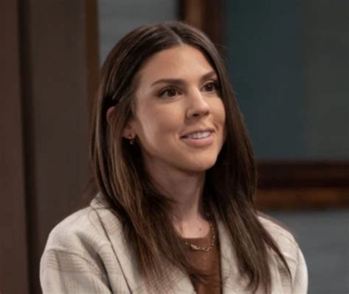 Alexis Returns to Lawyering Just in Time for Molly and Kristina to Fight for Her Representation