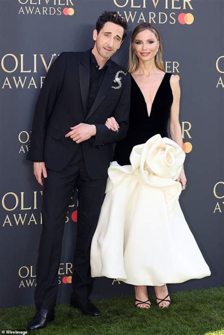 Award winning actor Adrien Brody dating a hot girlfriend; Are they engaged yet? What about previous marriage or a wife? Dating history.
