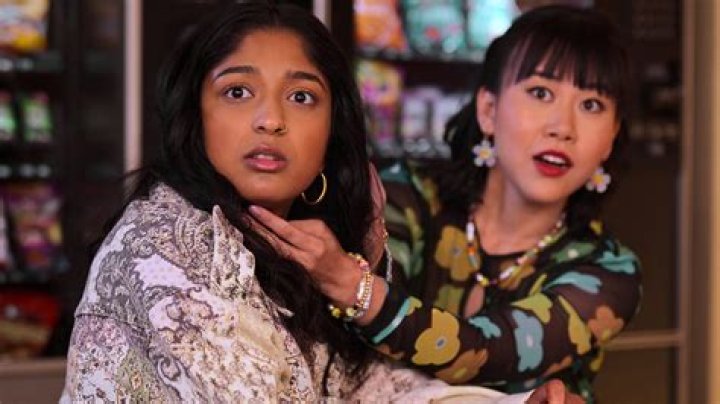 Grace Helbig, Hannah Hart & Mamrie Hart Reveal Party Secrets in Round of “Never Have I Ever” – Celeb Secrets