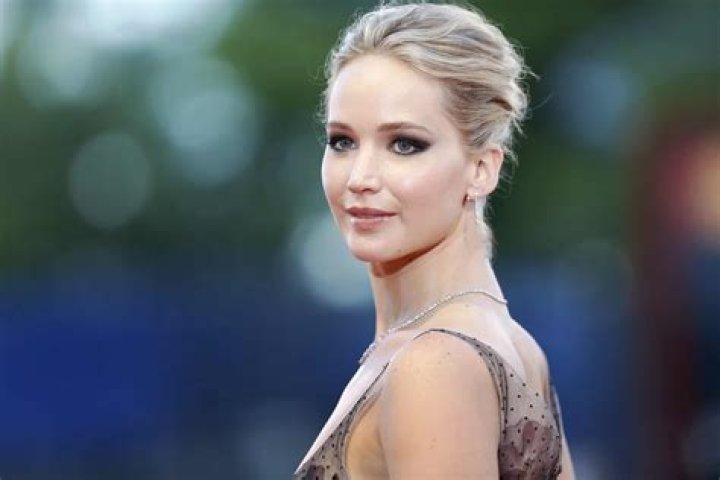 Is Jennifer Lawrence Left-Handed?