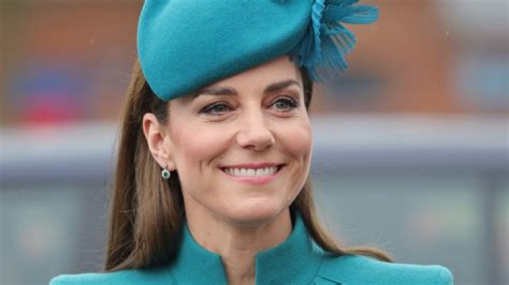 Kate Middleton's Baby Bump In Blue Bikini Revealed (Photo HERE)