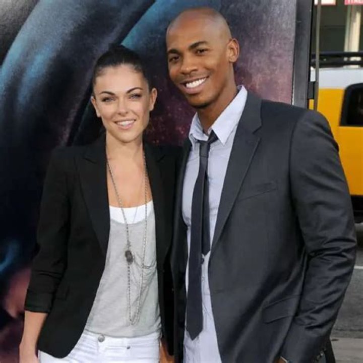 With A Long Dating History, Serinda Swan Has No (Boyfriend) Husband
